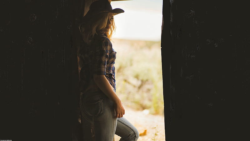 In The Barn . ., hats, cowgirl, ranch, women, door, barn, style, blondes, western, HD wallpaper