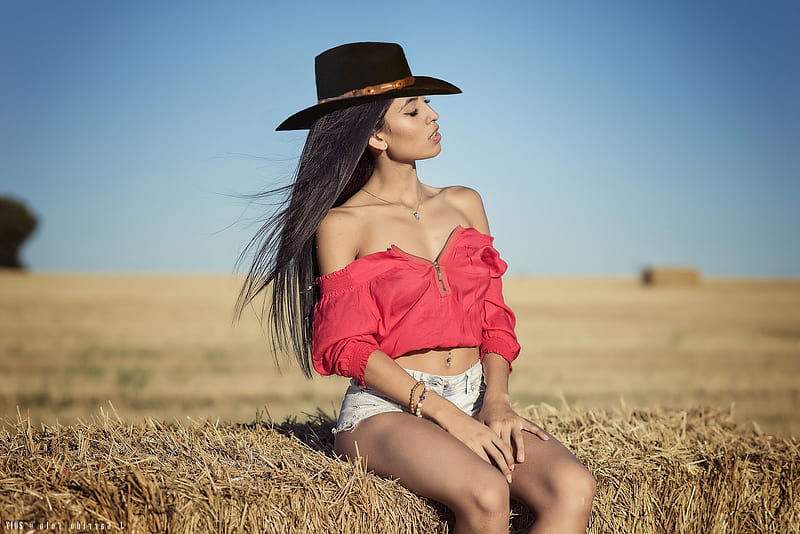 Hayfield Blues . ., hats, cowgirl, ranch, hay, outdoors, brunettes, bales, style, field, western, HD wallpaper