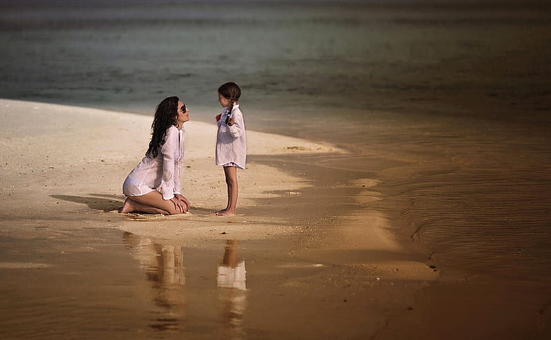 No swimming today !!, little girl, bonito, woman, sea, HD wallpaper