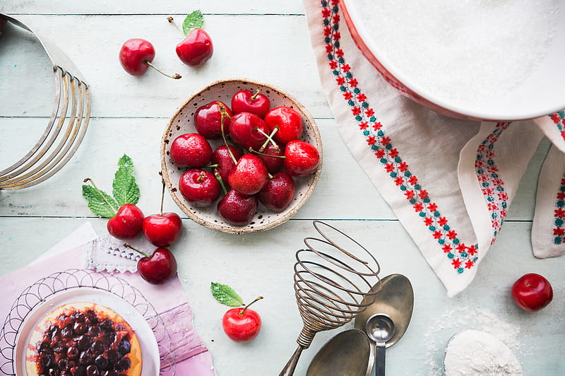 red berries in bowl on table, HD wallpaper