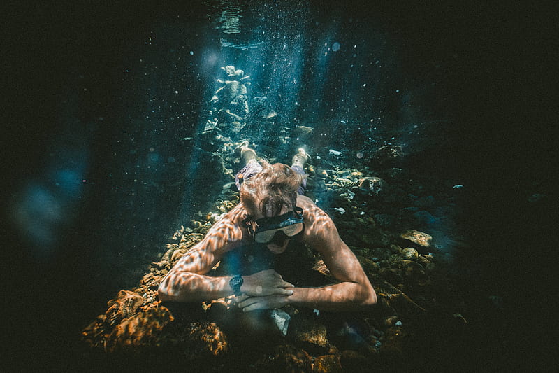 man under water wearing black swimming goggles, HD wallpaper