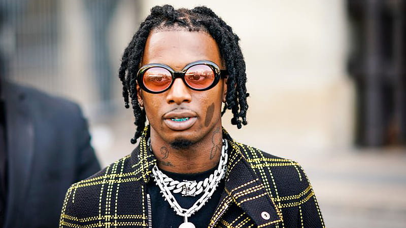 Playboi Carti Twisting Hair Is Wearing Black Yellow Overcoat And Silver Chains Standing In Blur Background Playboi Carti, HD wallpaper