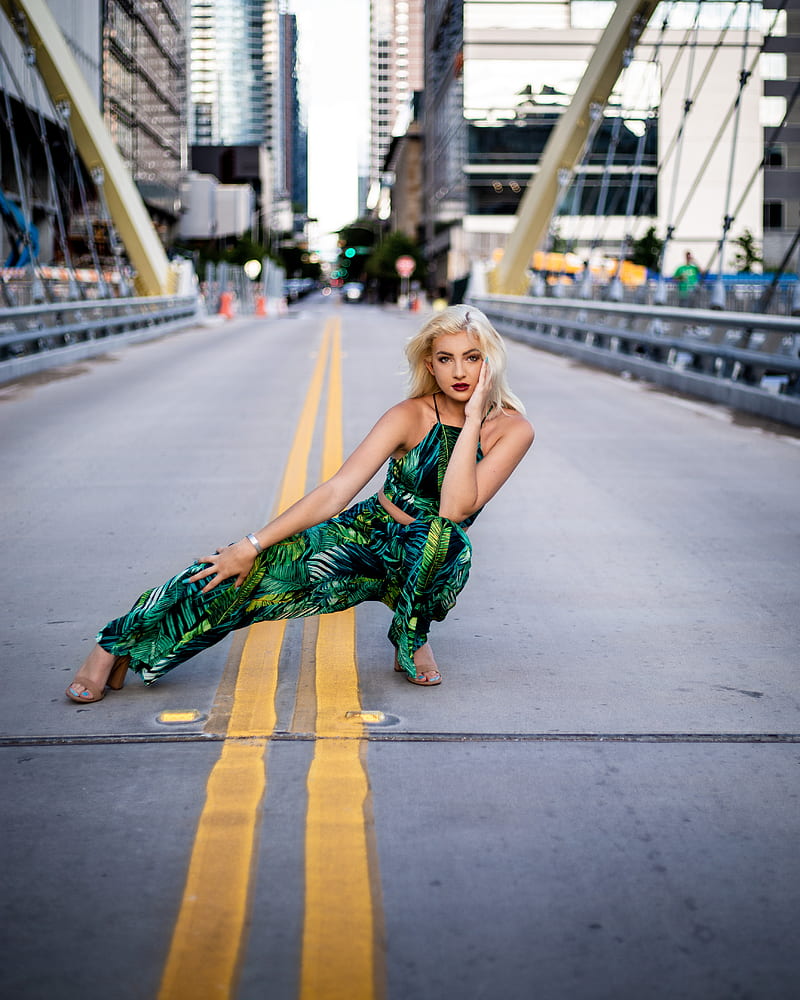 woman in green rompers squatting in middle of bridge, HD phone wallpaper