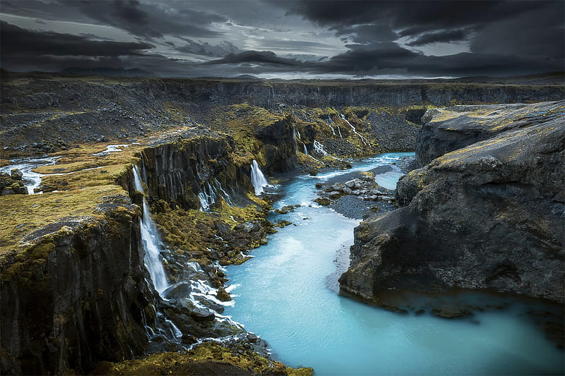 Highlands là một khu vực đầy thử thách ở Iceland với những ngọn núi đổ nát, dòng sông lững lờ và bầu trời xanh thẳm. Hãy tưởng tượng mình đang thám hiểm và khám phá những khu vực hoang sơ và đẹp như mơ ở Iceland.
