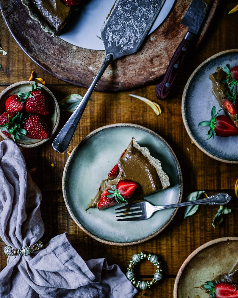 piece of cake served on round gray ceramic plate, HD phone wallpaper