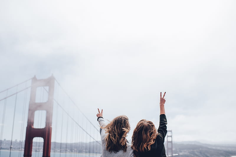 two women making peace sign near the Golden Gate bridge, HD wallpaper