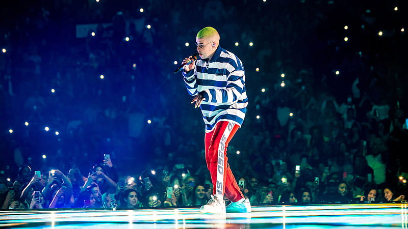 Bad Bunny Aesthetic Is Singing In Front Of Fans Wearing Striped Tshirt And Red Track Pants Music, HD wallpaper