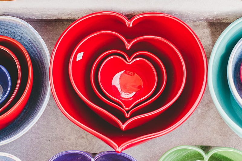 Red heart-shaped ceramic bowls of different sizes stacked one inside the other, HD wallpaper