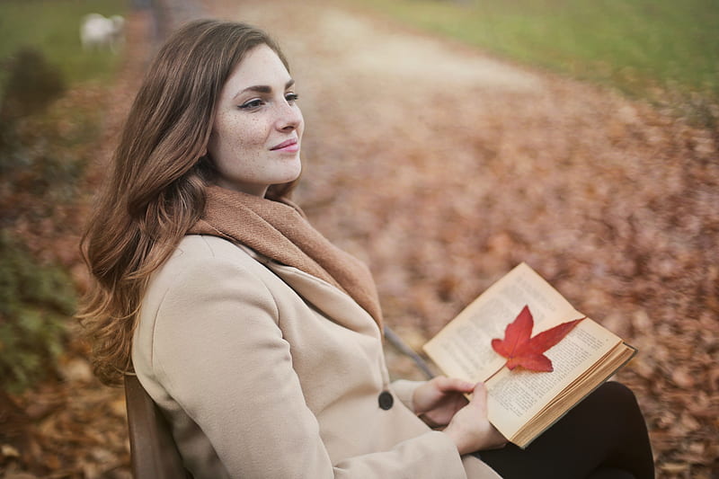 Autum, girl with a book, Fall, girl, leaf, Autumn, woman, andrea-piacquadio, model, graphy, park, book, sitting, HD wallpaper