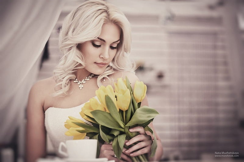 Beauty Bride, wedding day, yellow tulips, sweet moment, bouquet, bride, blonde, beauty, special day, HD wallpaper