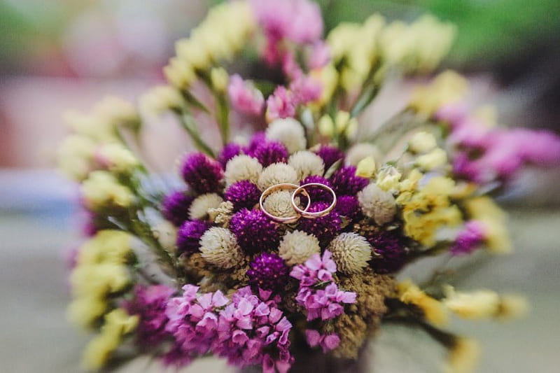 Wedding bouquet, wedding day, purple color, beautiful flowers, wedding rings, HD wallpaper