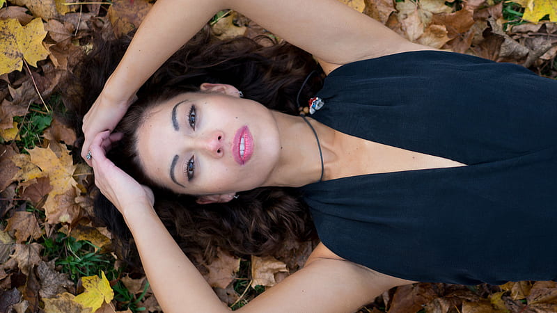 Black Dress Wearing Model Girl Is Lying With Background Of Leaves Model, HD wallpaper