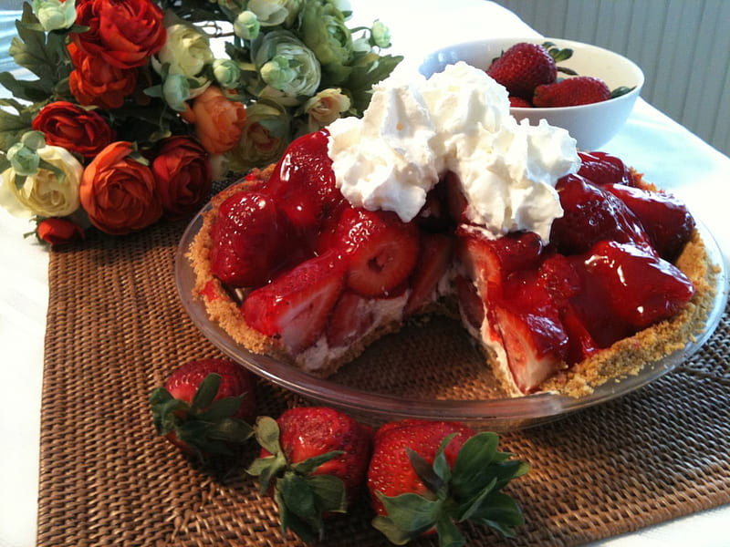 Strawberry Pie, red, strawberry, whipcream, abstract, sweet, dessert, fruit, bakery, crust, strawberries, pie, HD wallpaper