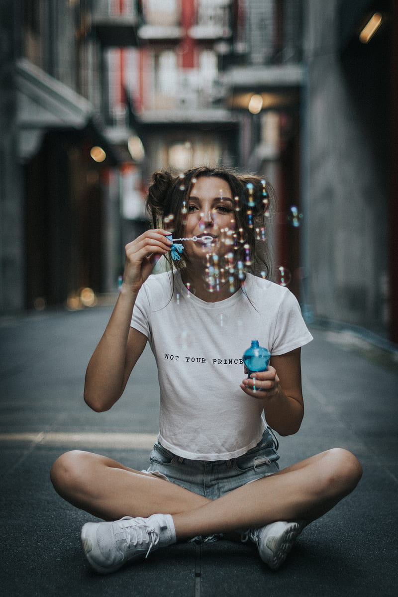 woman sitting blowing bubbles, HD phone wallpaper