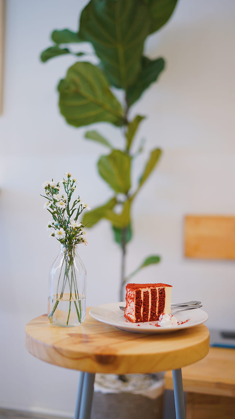 cake, dessert, plate, vase, bouquet, HD phone wallpaper