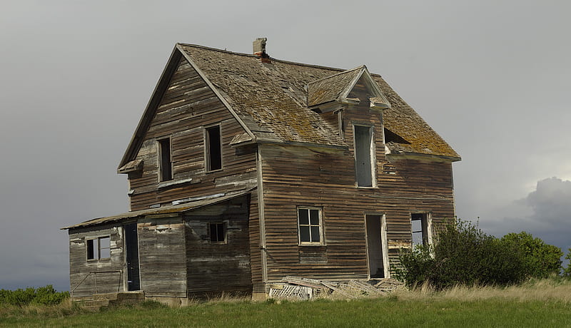 Abandoned Farmhouse, farm, roof, window, grass, gris, shed, sky, wood, HD wallpaper