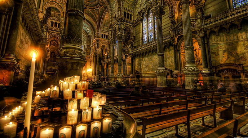 prayer candles in a beautiful church r, columns, benches, people, r, church, candles, HD wallpaper