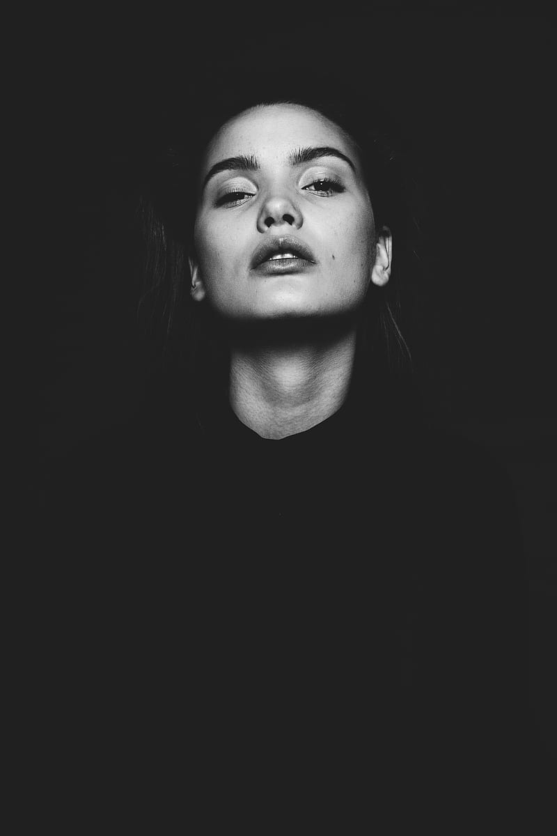 black and white of woman looking upward, HD phone wallpaper
