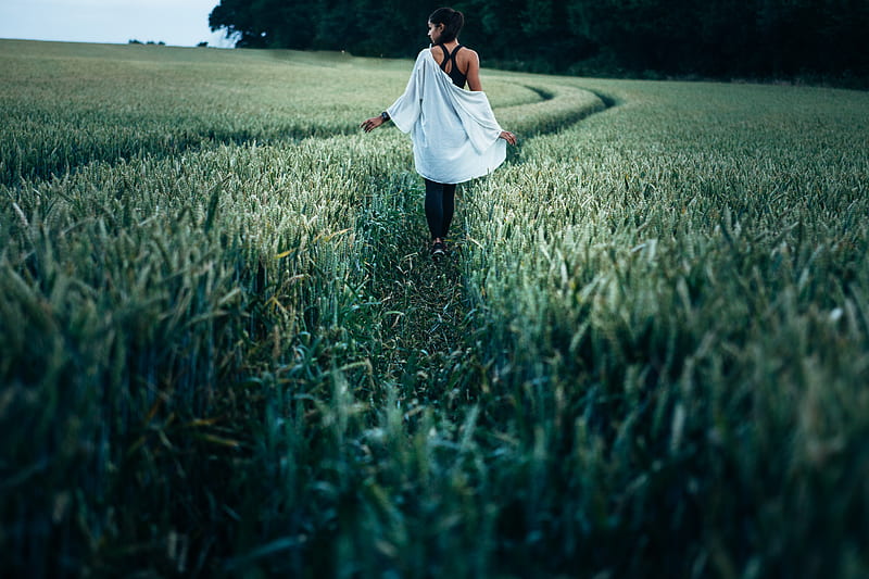 woman walking on grass field, HD wallpaper