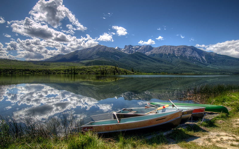 rowboats on lake shore on a clear day, shore, boats, mountains, reflection, clouds, lake, HD wallpaper
