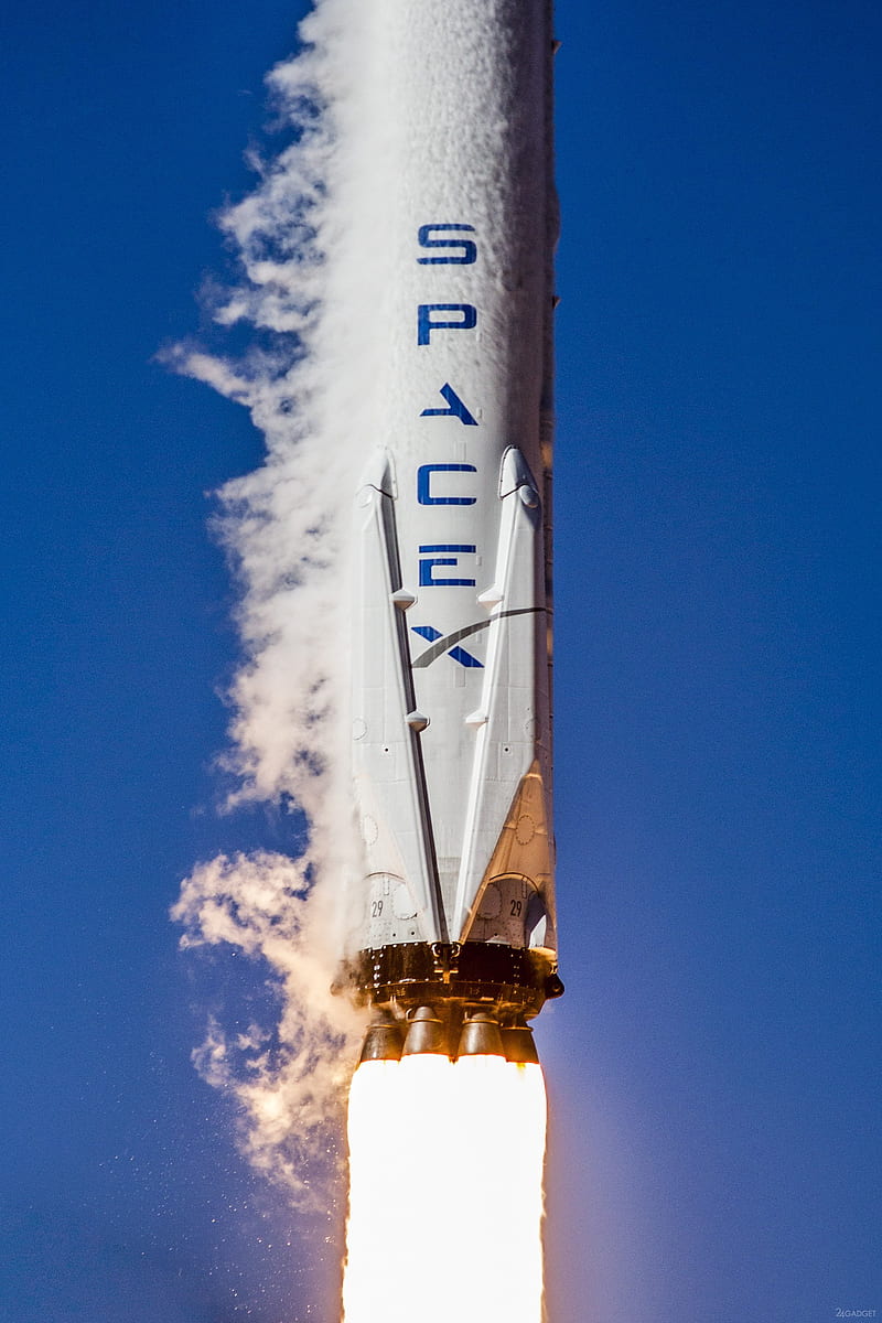 Trải nghiệm cùng Falcon 9 - tên lửa với thiết kế hiện đại của SpaceX - hứa hẹn sẽ mang đến cho bạn những trải nghiệm tuyệt vời. Nhấn vào ảnh để cùng đắm mình trong không gian và khám phá vẻ đẹp của tên lửa. 