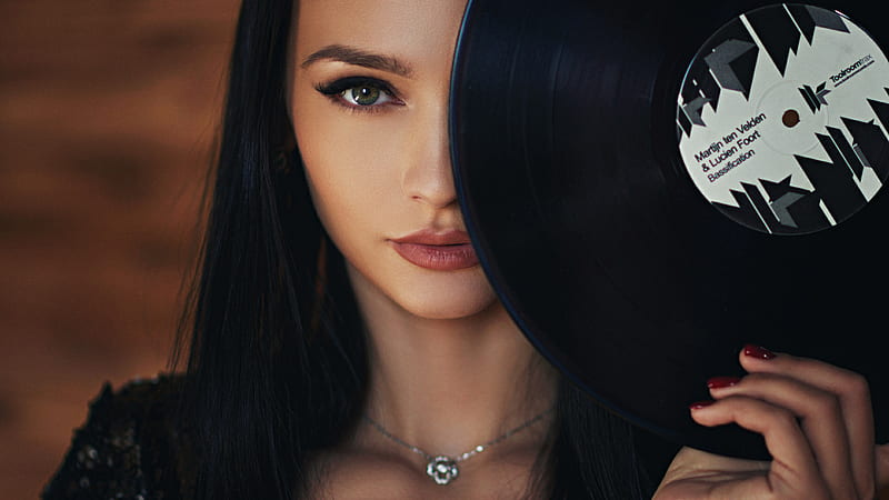 Gorgeous Girl Model With Black Hair Is Holding A Disc Model, HD wallpaper