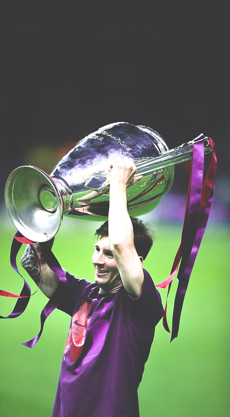 Messi với chiếc UCL trong tay messi with ucl trophy wallpaper đầy sáng tạo