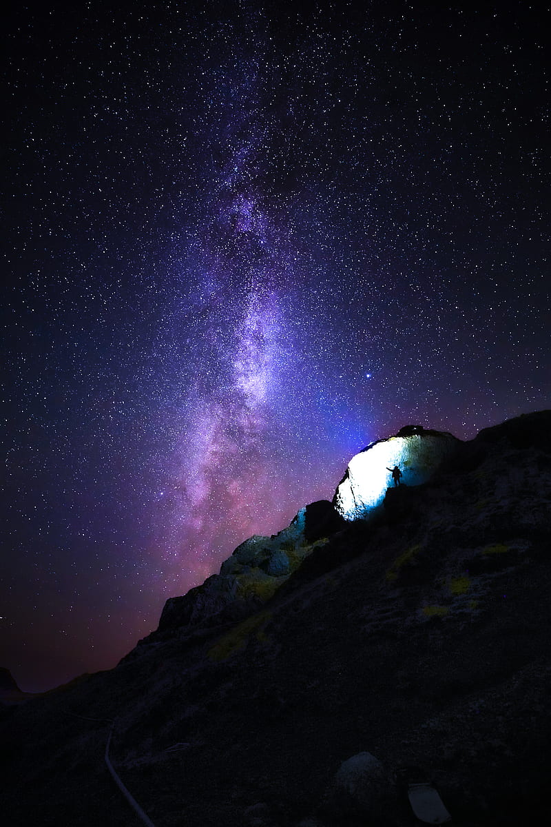 person standing on rock mountain under starry night, HD phone wallpaper