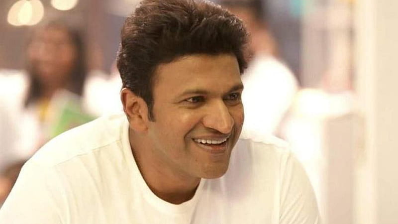 Puneeth Rajkumar Is Wearing White T-Shirt Sitting In Blur Background Puneeth Rajkumar, HD wallpaper