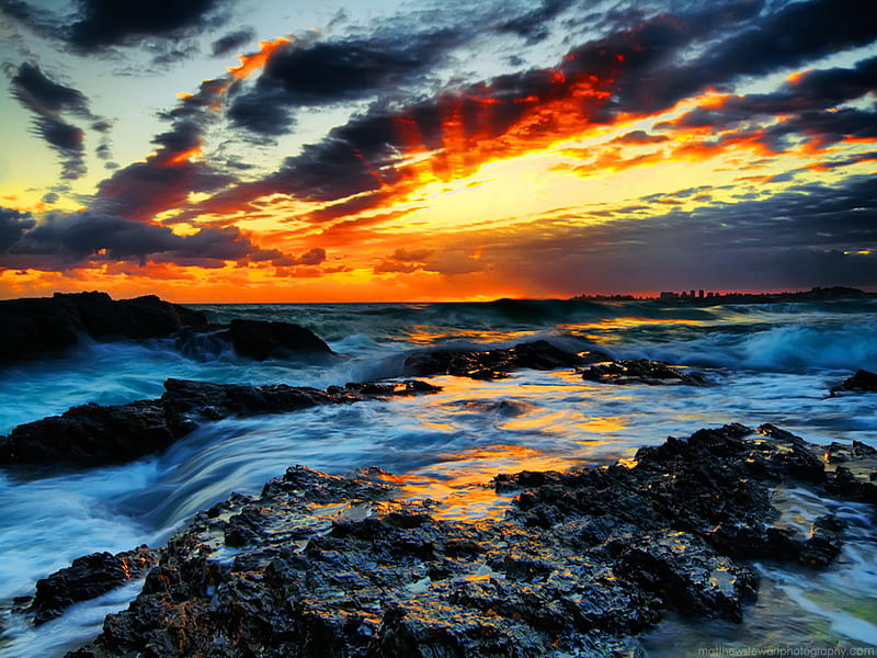 Rough sea at sunset, rocks, bonito, sunset, waves, sky, clouds, sundown, water, nature, reflection, rough, HD wallpaper