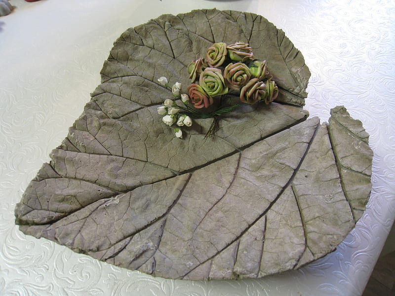 Concrete leaf, table, table-cloth, gris, flowers, concrete, buds, leaf, HD wallpaper