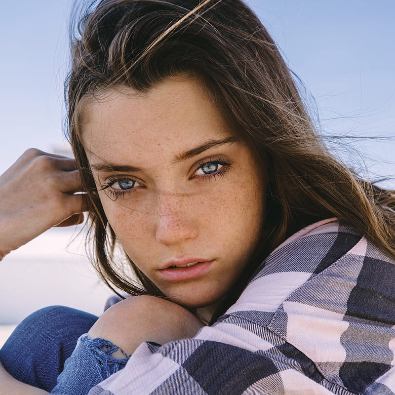 Chloe Bechtol, women, portrait, looking at viewer, holding knees, clear sky, checkered, blue eyes, HD phone wallpaper
