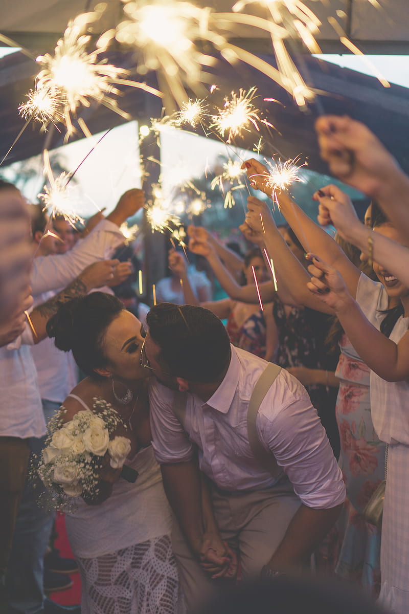newly wed kissing surrounded by people, HD phone wallpaper