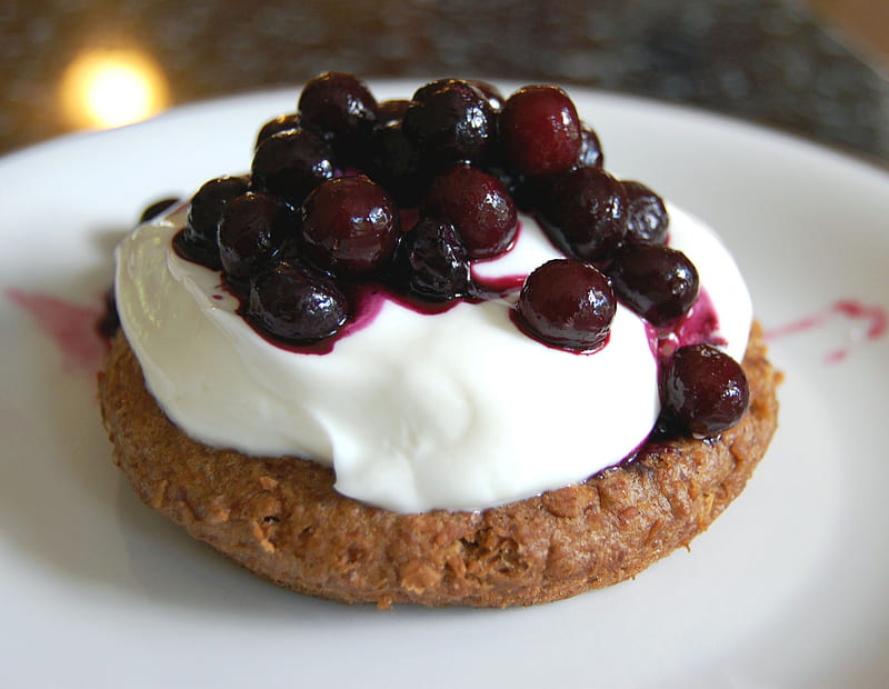 Blueberry Topped Parfair Muffin, parfair, abstract, dessert, fruit, bakery, blueberry, cream, muffin, whipped, HD wallpaper