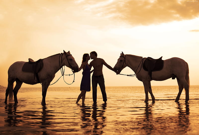 Couple With Horses On Beach , couple, kiss, horse, beach, HD wallpaper