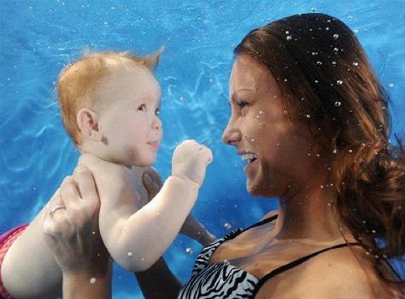 Underwater with mom, cute, underwater, swimming pool, bubbles, smile, mother, baby, HD wallpaper