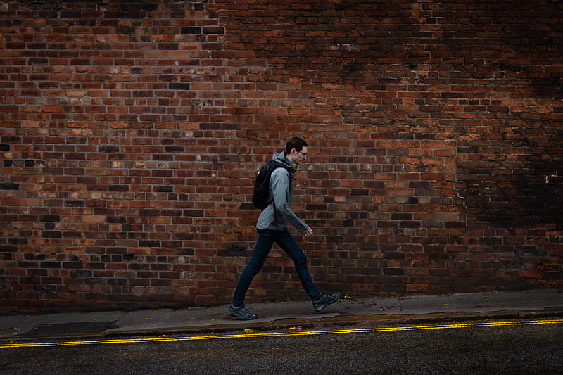 man walking in sidewalk, HD wallpaper