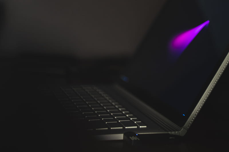 USB flash drive attached to laptop computer, HD wallpaper