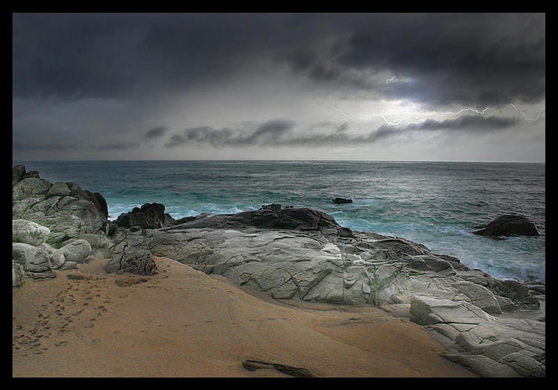 STORMY OCEAN, beach, lightning, dark, ocean, waves, clouds, sky, stormy, HD wallpaper