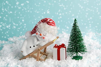 Qua hình ảnh người tuyết thư giãn trên ghế tắm trên đêm Noel, bạn sẽ cảm nhận được không khí giáng sinh thật ấm áp và đầy tình yêu thương. Hãy cùng tận hưởng không gian đón Giáng Sinh cùng người thân và gia đình của mình.