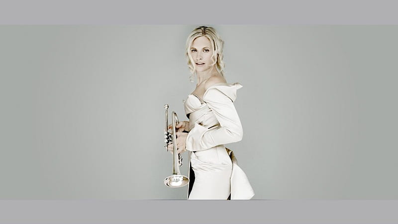 Alison Balsom - Trumpet Player, female, music, trumpet, copper, blonde, balsom, instrument, girl, alison, player, HD wallpaper