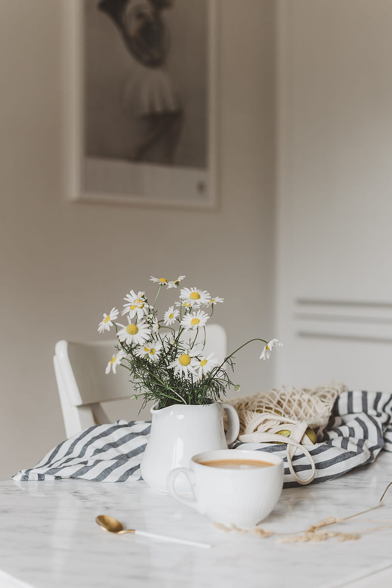 daisies, bouquet, vase, cup, tea, HD phone wallpaper