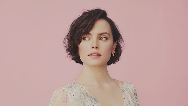 Daisy Ridley With Short Brown Hair Is Seeing On The Side With Pink Background Daisy Ridley, HD wallpaper