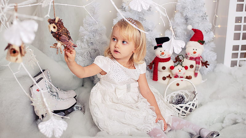 Niña linda está sentada en la cama con un vestido blanco en muñeco de nieve  juguetes del árbol de navidad lindo, Fondo de pantalla HD | Peakpx