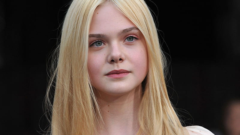 Blonde Hair Mary Elle Fanning With Background Of Black Mary Elle Fanning, HD wallpaper