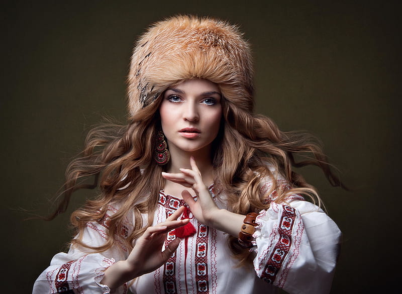 Beauty, girl, model, hand, anna dudnik, costum popular, woman, fur, hat, HD wallpaper