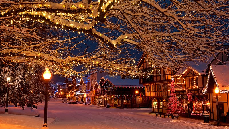 Christmas Holiday Lights In The Bavarian Style Village Of Leavenworth, Washington, USA. Windows 10 Spotlight, HD wallpaper