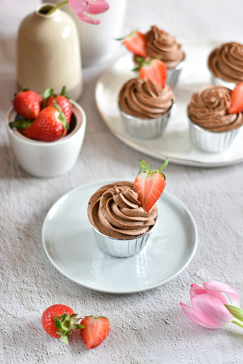 cupcakes, strawberries, berries, dessert, HD phone wallpaper