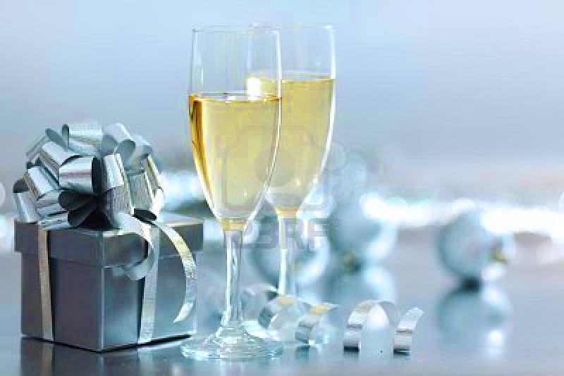 A toast to you, christmas, glasses, champagne, gift, bows, HD wallpaper