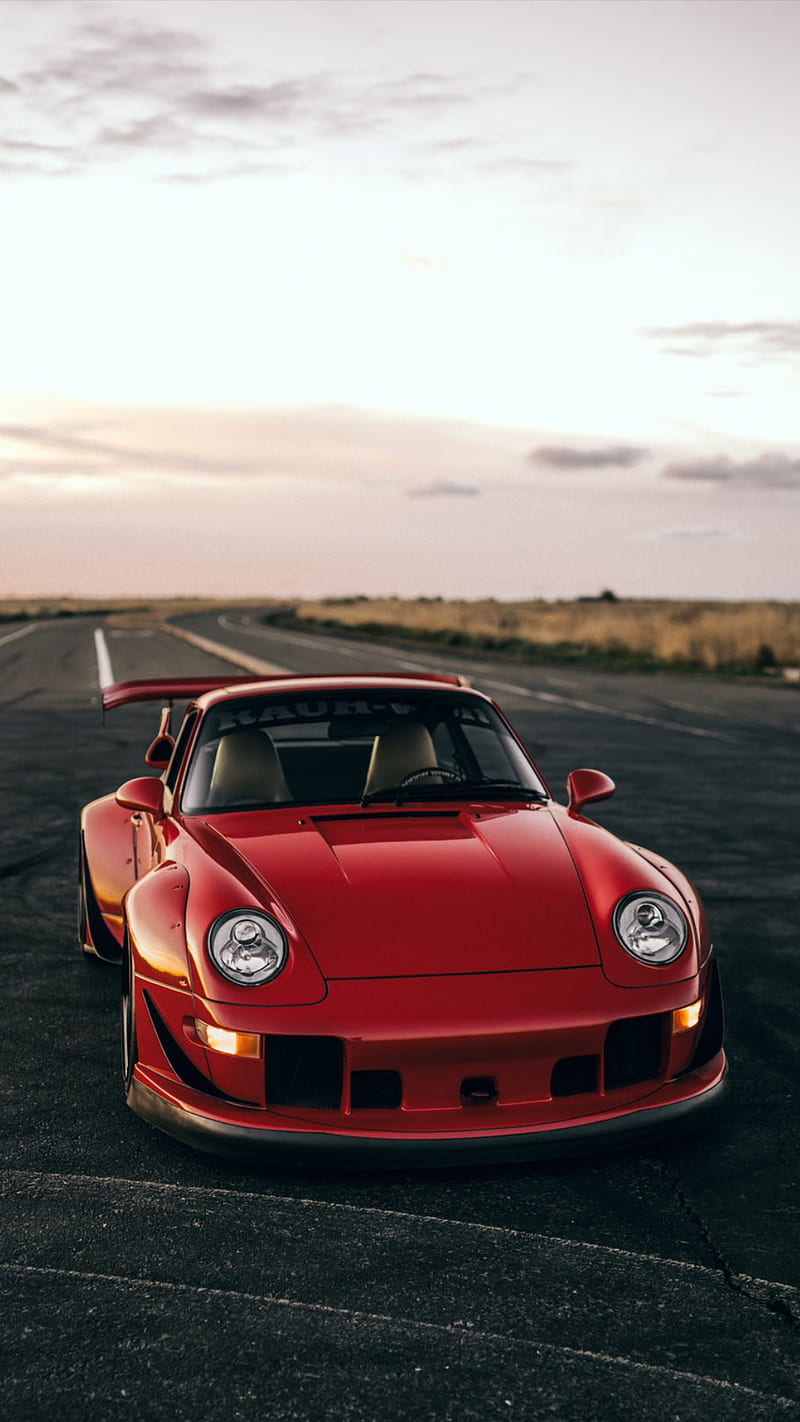 Porsche Classic - Đây là những mẫu xe huyền thoại của Porsche được tôn vinh và bảo tồn. Các chiếc xe này đã trải qua quá trình sửa chữa, cải tiến và được giữ nguyên vẹn trong tình trạng ban đầu. Porsche Classic là một phần của lịch sử xe hơi và được coi là những tác phẩm nghệ thuật của công nghệ ô tô.